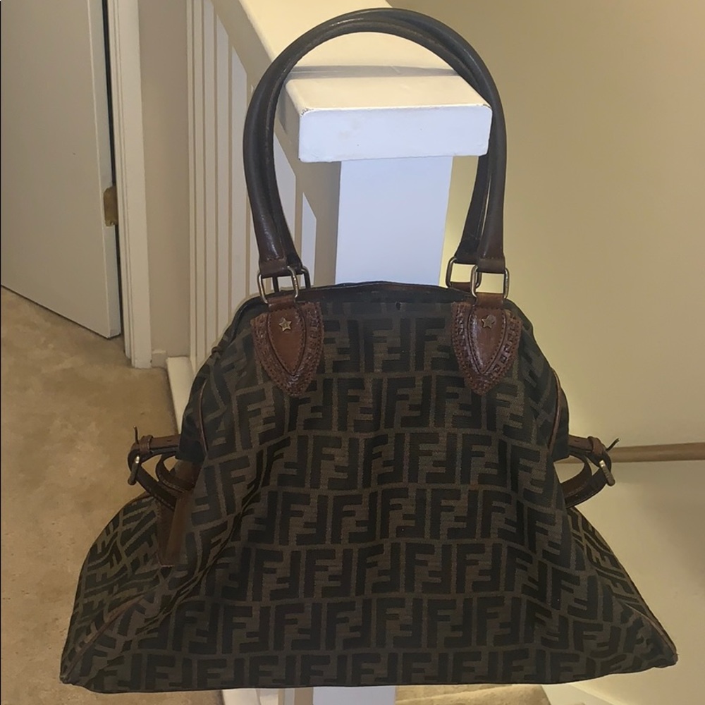 Fendi bag authentic 💯present - Picture 1 of 8